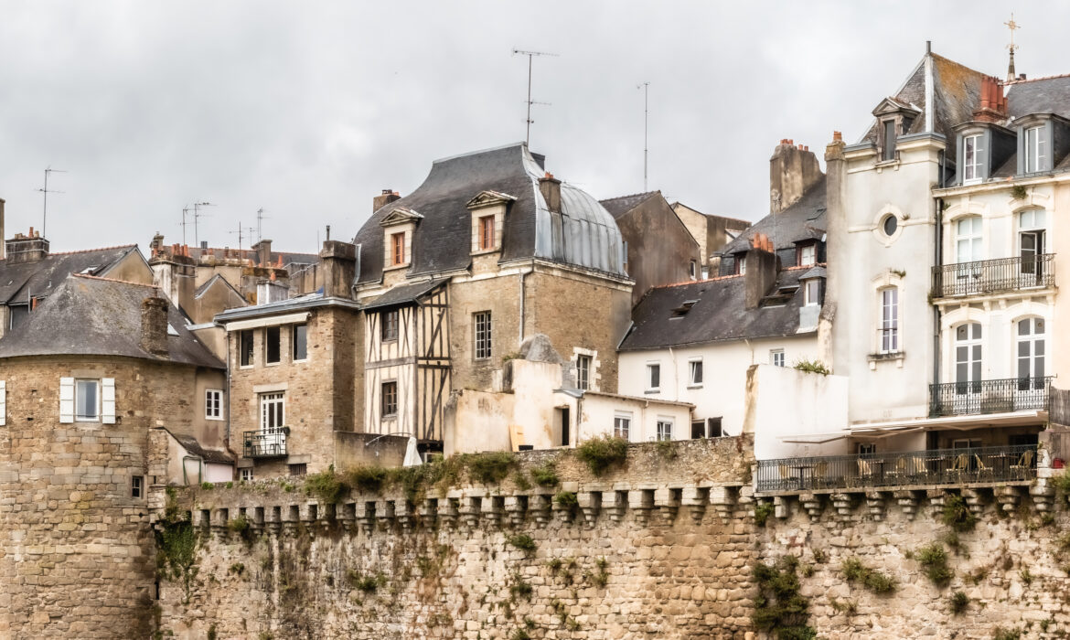 Trouver une résidence senior à Vannes : services, conseils et bienfaits pour la santé