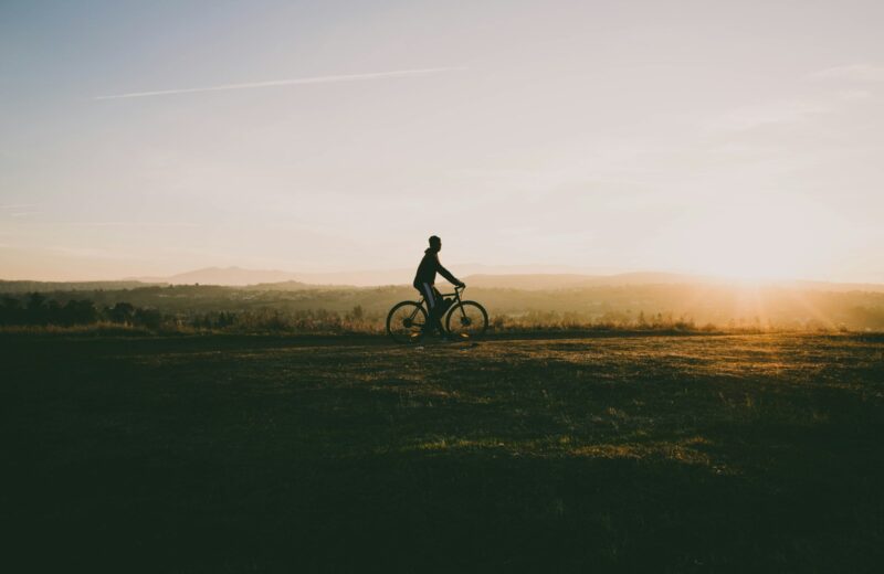 un cycliste pédalant